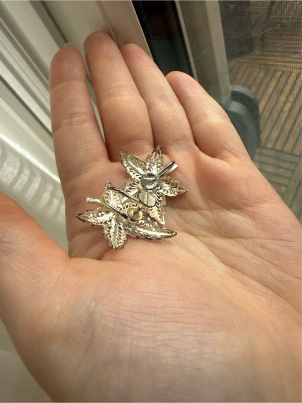 Vintage Rare Birks Signed Sterling Filigree Maple Leaf Screw Back Earrings - Picture 4 of 6